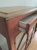 Витрина с двумя дверцами из массива в стиле неоклассика, пыльно - розовый винтаж, Франция,