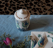 Свеча в керамической банке с крышкой В 14 см., LA FAVORITE, GIEN Свеча в керамической банке с крышкой В 14 см., LA FAVORITE, GIEN